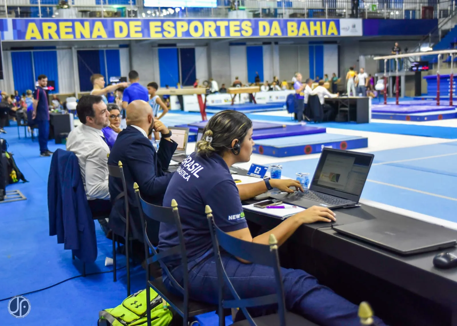 Equipe técnica acompanhando operação e indicadores de competição