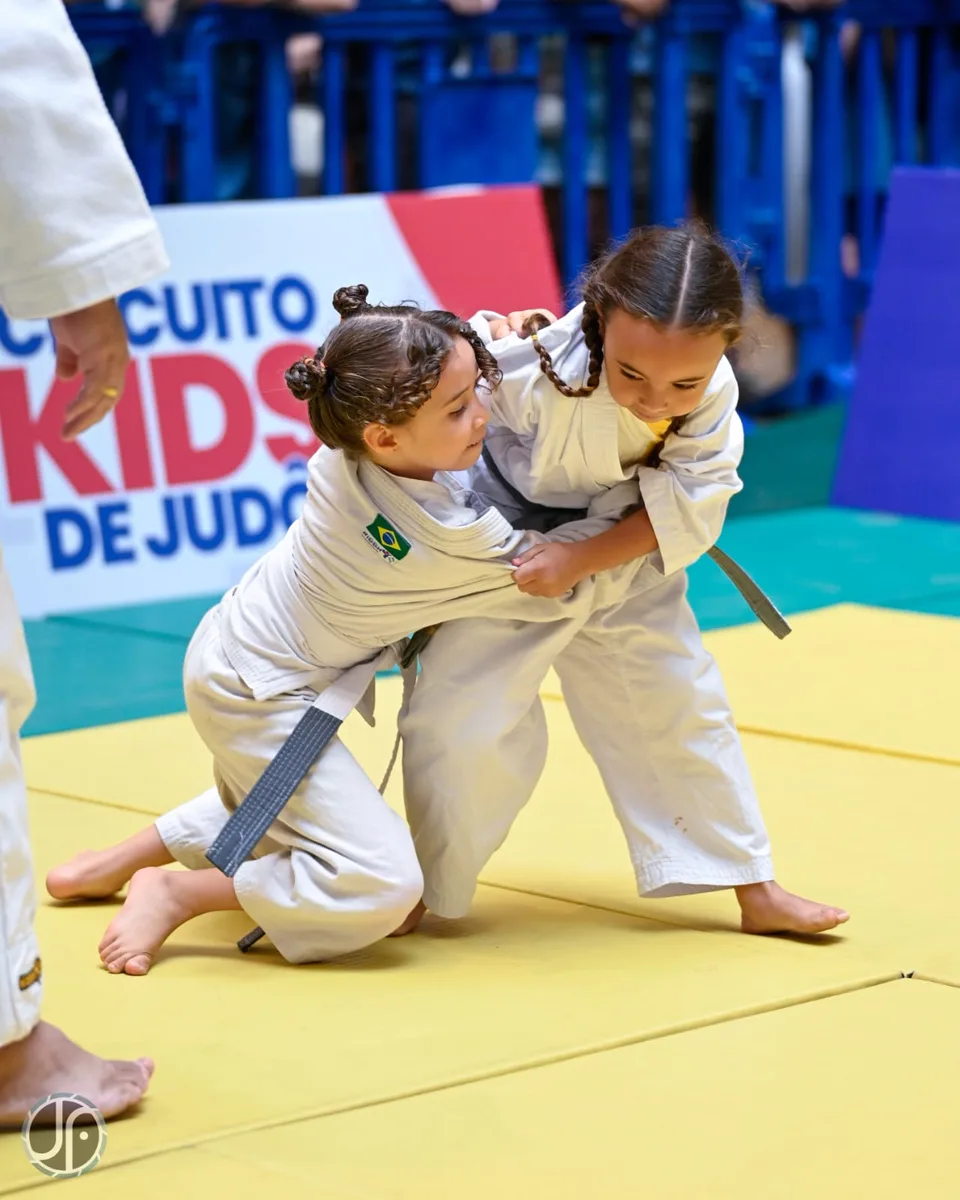 Crianças participando de atividade esportiva em evento