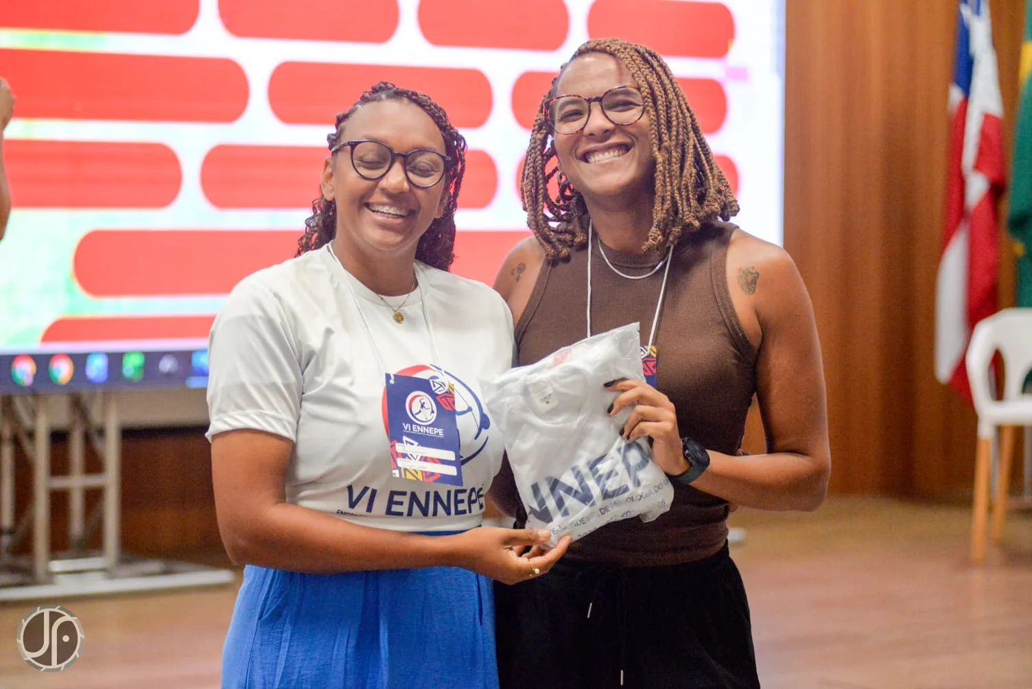 Pessoas em ação institucional durante evento esportivo
